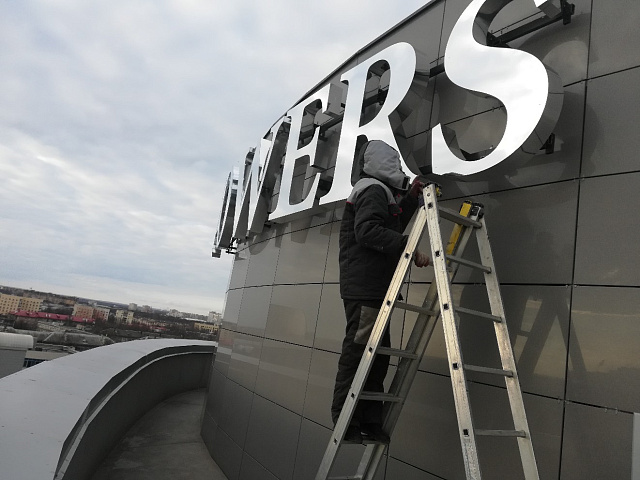 Монтаж рекламных конструкций